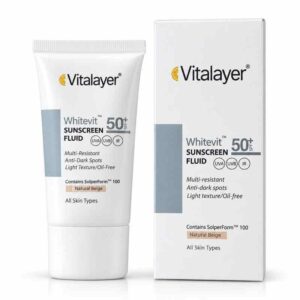 فلويد واقي الشمس الملون وايت فيت SPF 50+ المقاوم ومضاد البقع الداكنة بلون بيج طبيعي بمركب SolperForm™ 100 وخالٍ من الزيوت من فيتالير (Vitalayer Whitevit)